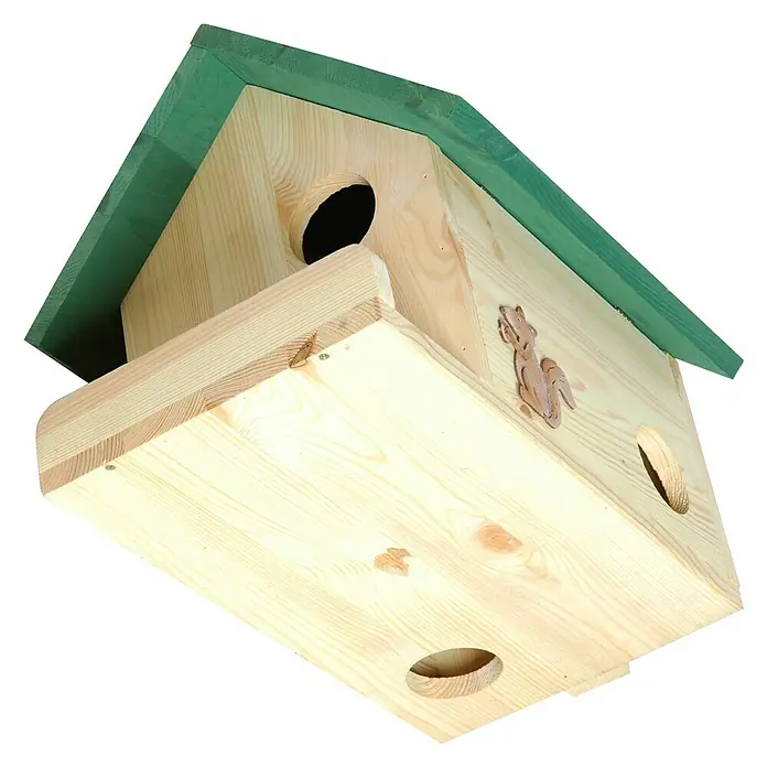 Dobar Eichhörnchenkobel - 41 x 31 x 37 cm, Mit Terrasse - Ein hölzernes Vogelhaus mit grünem Dach, mehreren Eingängen und einem Eichhörnchen als Dekoration.