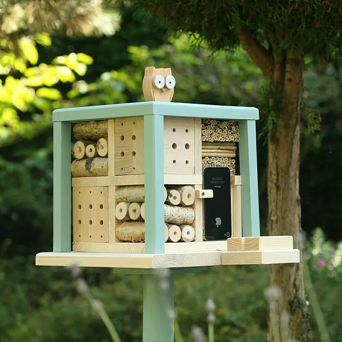 Dobar Insektenhotel Kubus - 27 x 27 x 105 cm, Holz, Grün/Blau - Das Insektenhotel mit dem kleinen Uhu bietet Nistplätze für Insekten und sieht dazu noch dekorativ im Garten aus.
