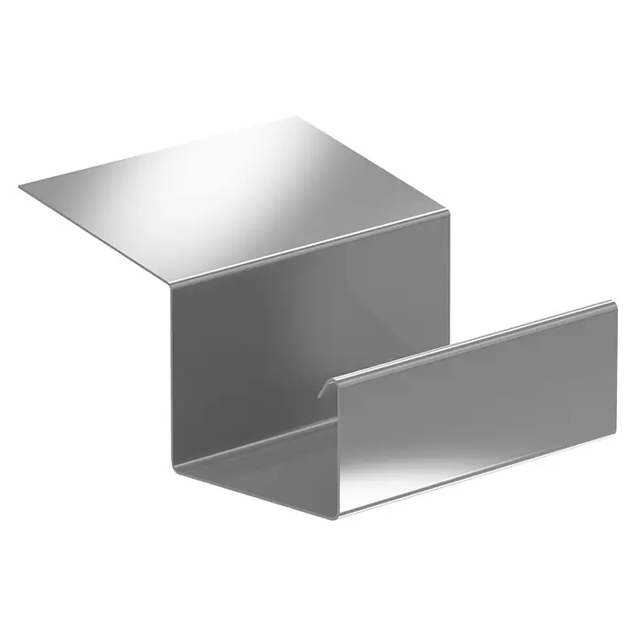 Sarei Piccolo Ablauf-Set - Nennweite: 70 mm, Aluminium, Silber, Eckig - Eine Nahaufnahme einer glänzenden, silberfarbenen Dachrinne. Sie ist eine moderne und robuste Lösung für die Dachentwässerung.