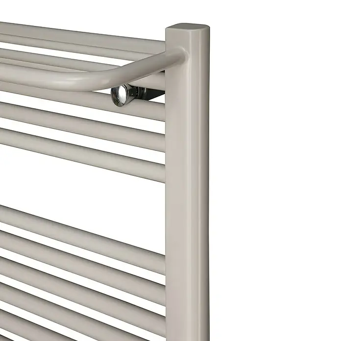 Ximax Badheizkörper Plus - B x H: 500 x 1.172 mm, Wärmeleistung bei Vorlauftemperatur von 75 °C (D: 50): 576 W - Nahaufnahme eines modernen, weißen Handtuchwärmers. Das Design ist minimalistisch und funktional, perfekt für jedes Badezimmer.