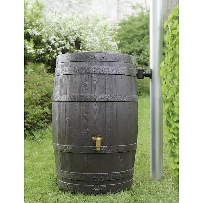 4rain Regenspeicher Vino - 250 l, Dunkelbraun - Eine Regentonne in Holzoptik steht im Garten. Die Tonne hat goldene Wasserhähne und wirkt rustikal.