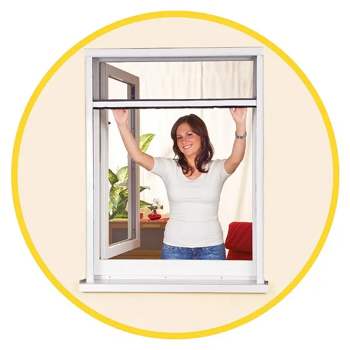 Easy Life Insektenschutz-Fensterrollo greenLINE - B x H: 125 x 150 cm, Montage Insektengitter: Schrauben, Kunststoff - Frau bedient Insektenschutzrollo am Fensterrahmen, das vor Insekten schützt und frische Luft hereinlässt.