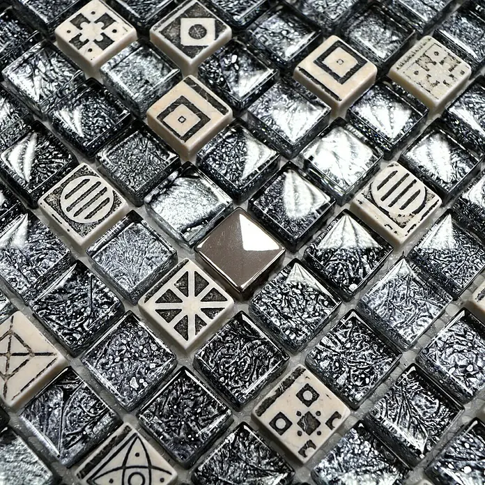 Mosaikfliese Quadrat Crystal Mix XCM ZEUS - 30 x 30 cm, Schwarz/Grau/Weiß, Glänzend - Detailaufnahme von dekorativen Mosaikfliesen in Schwarz, Weiß und Silber mit verschiedenen Mustern, ideal für stilvolle Wandgestaltungen.