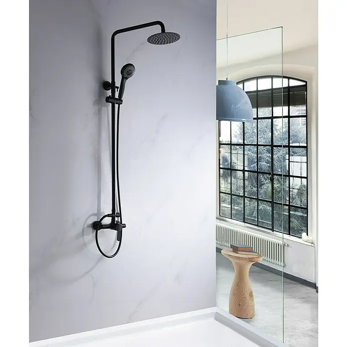 Camargue Sabati Sistema de ducha - Con grifo monomando, Negro - Elegante conjunto de ducha negro con rociador fijo y ducha de mano. Diseño atemporal para baños modernos con pared de mármol.