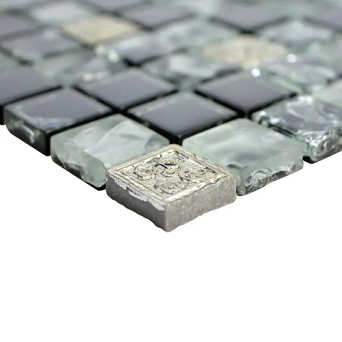 Mosaikfliese Quadrat Crystal Mix XIC 1928 - 30 x 30 cm, Grau/Schwarz, Matt - Nahaufnahme eines Mosaiks mit quadratischen Glassteinen in Grau, Schwarz und Silber. Die Steine reflektieren das Licht und verleihen dem Mosaik einen eleganten Glanz.