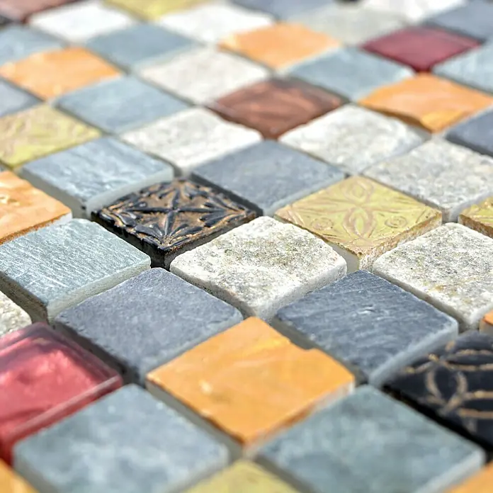 Mosaikfliese Quadrat Crystal Mix XCM CR47 - 30 x 30 cm, Grau/Schwarz, Glänzend - Nahaufnahme von bunten, quadratischen Mosaikfliesen mit verschiedenen Texturen und Farben, ideal für kreative Wand- und Bodengestaltungen.