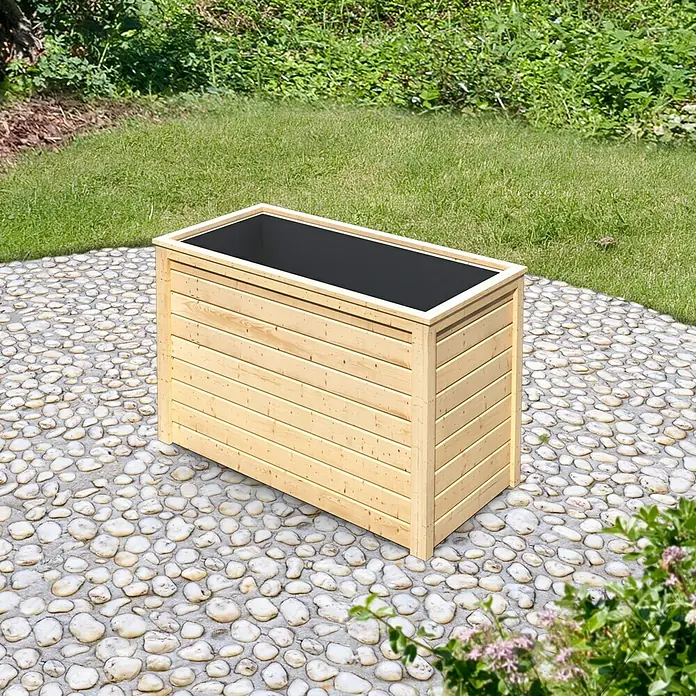 Karibu Hochbeet - 133 x 69 x 82 cm, Holz, Natur - Ein rechteckiger, hölzerner Pflanzkasten mit schwarzem Einsatz steht auf einem Kiesboden im Freien. Perfekt für Gartenliebhaber!