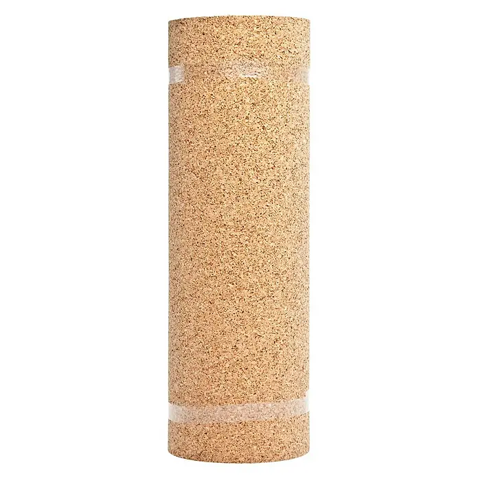 Rollos de corcho Multiusos - L x An x Al: 5 m x 50 cm x 4 mm - Una lámina de corcho enrollada, sujeta con cinta adhesiva transparente. El tablero de corcho es de color marrón claro y tiene una textura granulada.