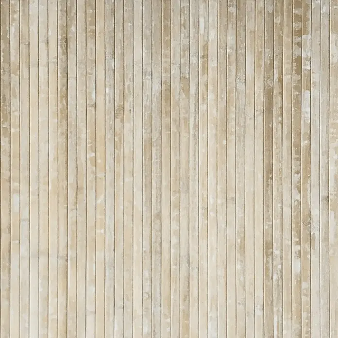 Alfombra de bambú Cool - Yeso, 150 x 80 cm - Un primer plano muestra la textura de paneles de madera verticales de color claro, mostrando un elemento de diseño rústico y natural.