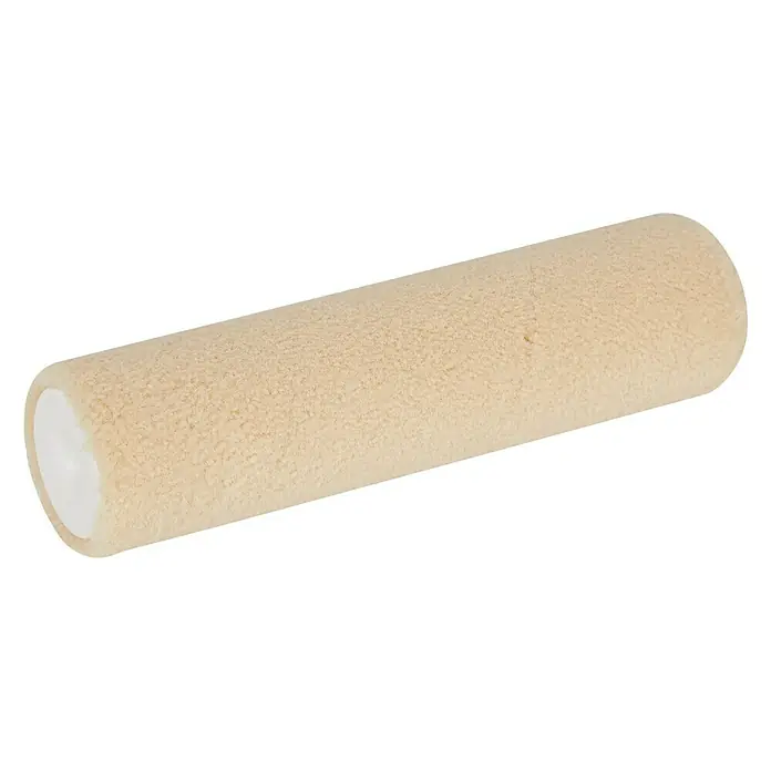 Profi Depot by Storch-Ciret Lackwalze K30 - Breite Walze: 15 cm, Bügelstärke: 6 mm, Sand - Nahaufnahme einer beigen Farbwalze. Das Malerwerkzeug besteht aus einem zylindrischen Körper mit einer weichen, flauschigen Oberfläche zum gleichmäßigen Auftragen von Farbe.