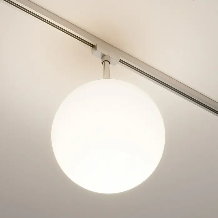 Paulmann URail Deckenleuchte Ceiling Globe Small - 10 W, Durchmesser: 20 cm - Nahaufnahme einer modernen weißen Kugelleuchte an einer silbernen Schiene. Die Leuchte strahlt helles, diffuses Licht aus und ist ein stilvolles Detail.