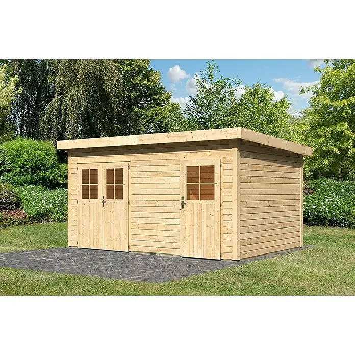 Karibu Gartenhaus Mattrup - Holz, Natur - Ein großes Holzgartenhaus mit Doppeltüren und Fenstern, umgeben von üppigem Grün. Ideal für die Gartenaufbewahrung.