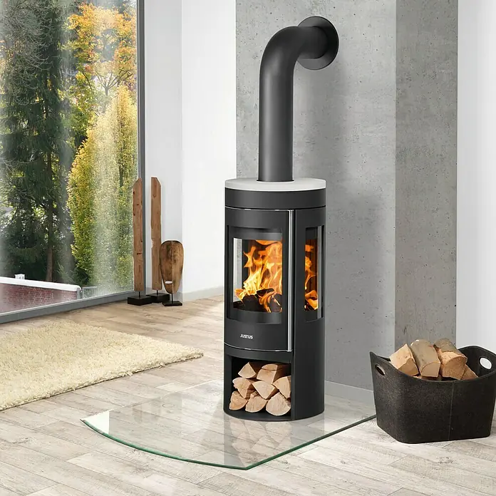 Justus Kaminofen Mino Trios 2.0 - 5,5 kW, Raumheizvermögen: 88 m³, Farbe Verkleidung: Seidenweiß, Schwarz - Der Justus Kaminofen sorgt mit seinem modernen Design und der wärmenden Flamme für eine gemütliche Atmosphäre.
