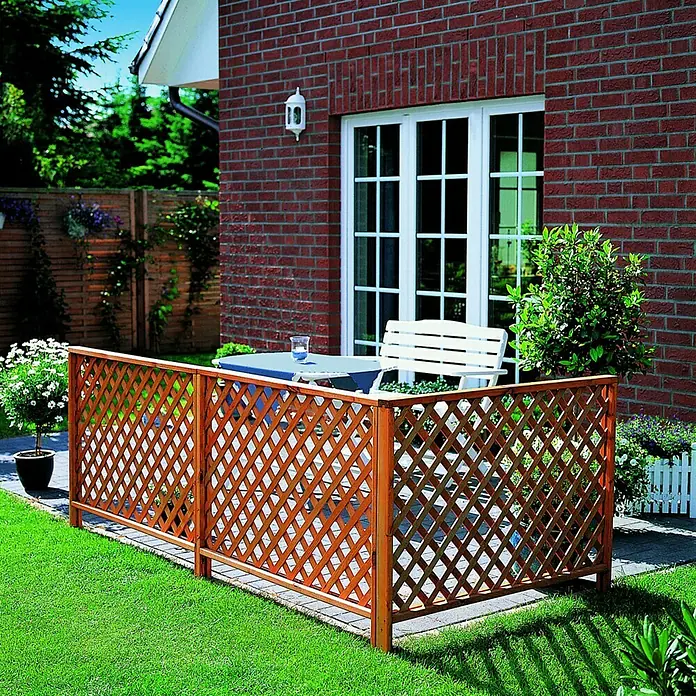 Promadino Vorgartenzaun Romantica - B x H: 357 x 91,5 cm, Gerade - Diese Aufnahme zeigt einen attraktiven, hölzernen Sichtschutzzaun, der eine Terrasse umgibt und Privatsphäre im Garten bietet.