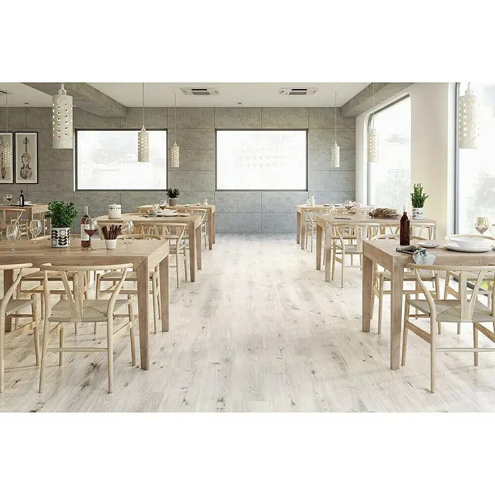 LOGOCLIC Laminado Roble Polar - 1.200 x 196 x 7 mm, Roble Polar, AC5 - Los pisos de madera clara realzan el interior de este restaurante. Las mesas y sillas de madera clara armonizan perfectamente con el pavimento.