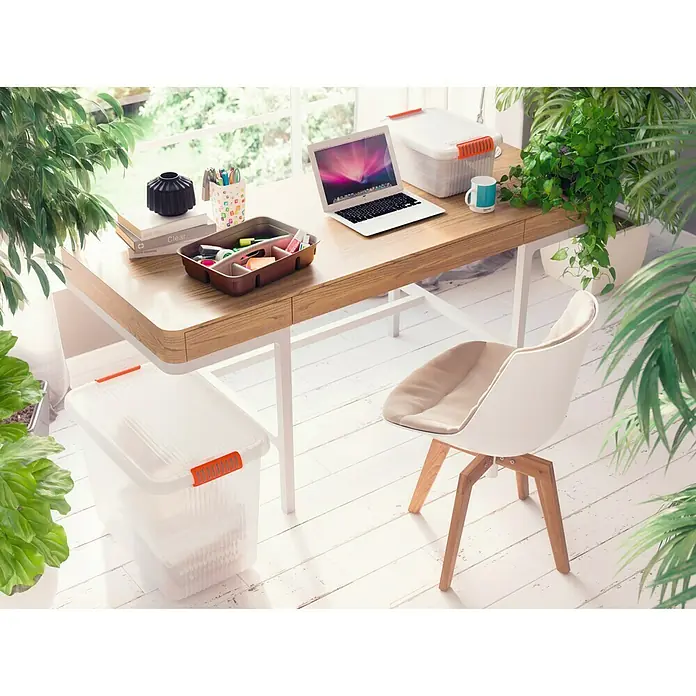 KIS Aufbewahrungsbox K LATCH - L x B x H: 39 x 29 x 18 cm, Transparent - Schreibtischszene mit Laptop, Aufbewahrungsboxen und Büromaterialien, umgeben von Grünpflanzen für eine angenehme Arbeitsatmosphäre.