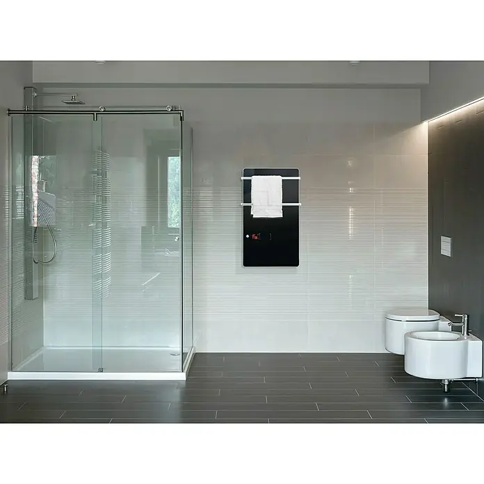 Purline Radiador toallero Zafir V2000T - An x Al: 46 x 80 cm, Negro - Toallero negro calefactado con una toalla blanca en un baño con ducha y aseo.