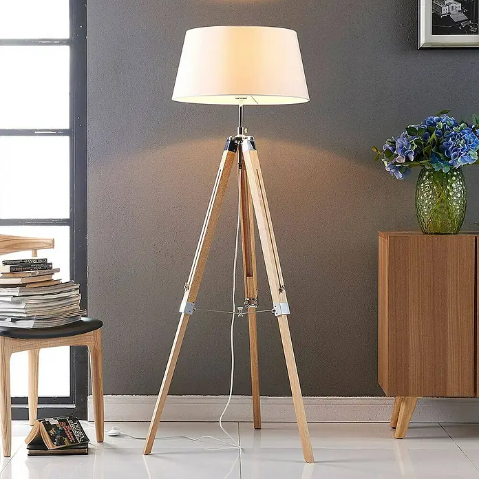 Lindby Stehleuchte Katie - Höhe: 162 cm, Holz hell, weiß / opal, E27
