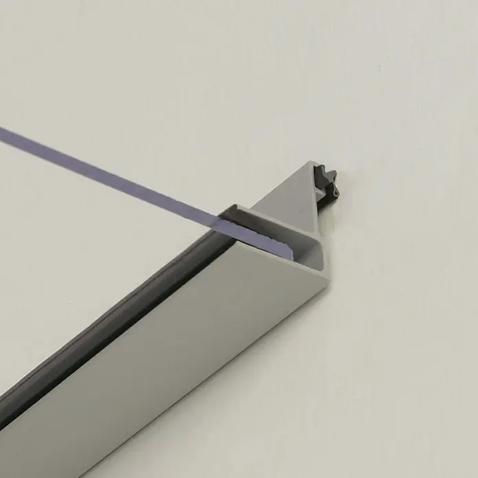 Palram – Canopia Marquesina para puerta Aquila - 302 x 91,5 x 17,5 cm, Gris antracita, Color del techo: Claro - Primer plano de una estantería de vidrio con soporte gris montado en una pared blanca. La estantería de vidrio flotante ofrece elegancia minimalista.