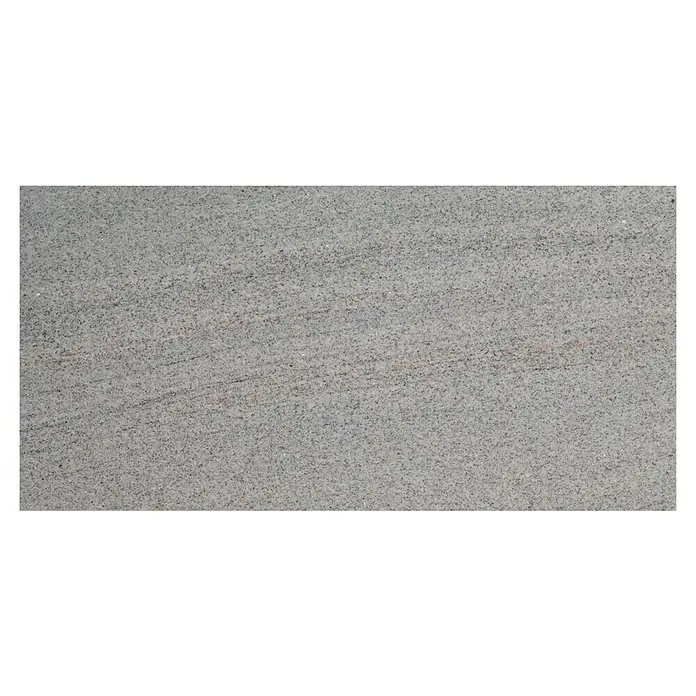 Natursteinfliese Imperial - 30,5 x 61 cm, Weiß, Glänzend - Nahaufnahme einer polierten Fluss-White-Granitplatte, ideal für Küchenarbeitsplatten oder Bodenbeläge, mit subtilen grauen und rosafarbenen Mustern.