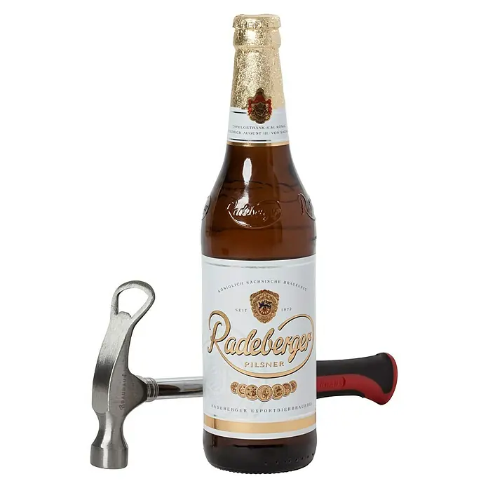 BAUHAUS Martillo de albañil - 235 g, Acero - Primer plano de una botella de cerveza Radeberger Pilsner a punto de ser abierta con un abridor de botellas de martillo.