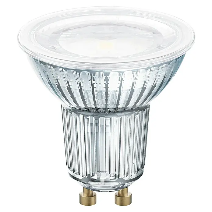 Osram Superstar LED-Lampe Reflektor GU10 - GU10, Dimmbar, Warmweiß, 650 lm, 7 W - Dieses Bild zeigt eine MR16 LED-Lampe mit klarem Gehäuse und zwei goldenen Pins. Die Lampe ist auf einem schwarzen Hintergrund zu sehen.