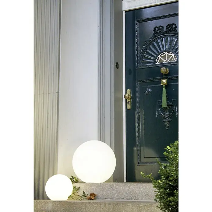 8 Seasons Design Shining Dekoleuchte rund Globe - 9 W, Weiß, Durchmesser: 50 cm - Elegante Außenleuchten in Kugelform vor einer stilvollen Haustür. Die Leuchten sorgen für ein angenehmes Licht.