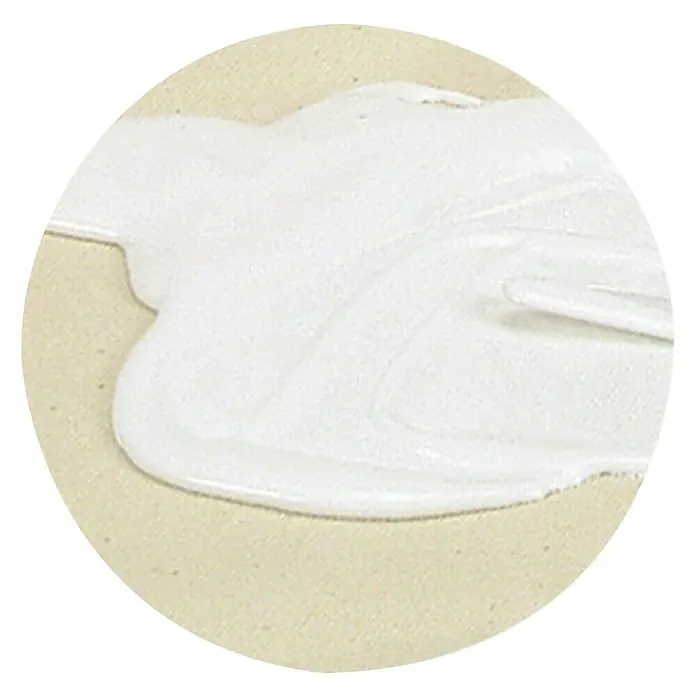 Liquitex Professional Acryl-Gesso - Weiß, 946 ml - Nahaufnahme einer Probe von strahlend weißer, cremiger Farbe auf beigem Untergrund, die die Textur und den Glanz der Farbe hervorhebt.