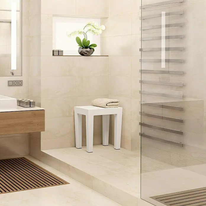 Tatay Taburete para baño Lombok - L x An x Al: 29 x 38 x 415 cm, Plástico, Cuadrado, Blanco - Un taburete blanco con toalla en un baño elegante, junto a una ducha de cristal y calentador de toallas. Diseño elegante para baños modernos.