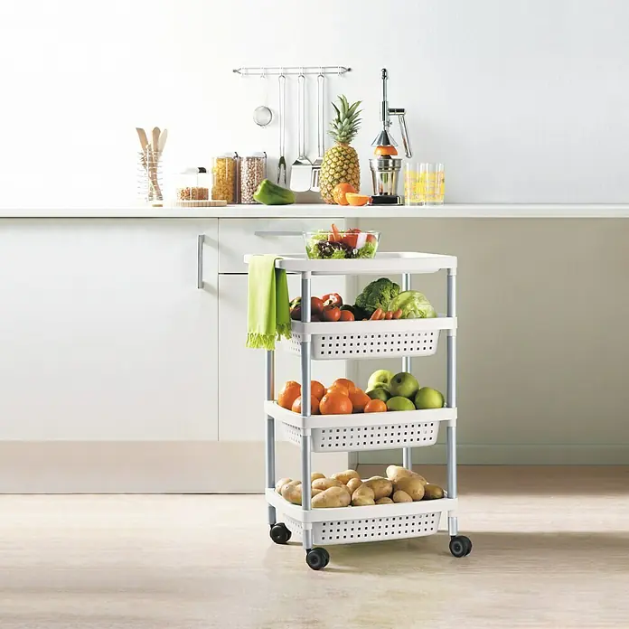 Tatay Carro con ruedas 4 niveles - 36 x 52 x 79,5 cm, Blanco - Un carrito de cocina rodante con 4 cestas de almacenamiento llenas de frutas y verduras en una cocina luminosa, ideal para guardar.