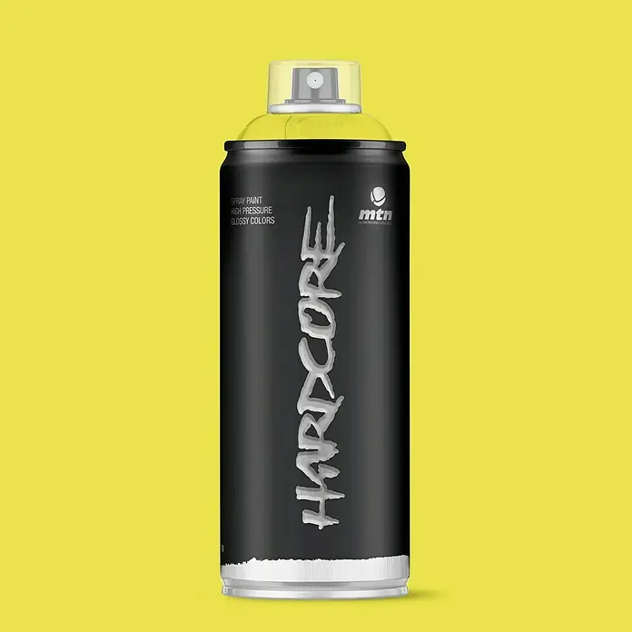 mtn Pintura decorativa en spray Hardcore - Verde veneno, Brillante, 400 ml - Bote de spray negro Montana MTN Hardcore con tapa amarilla sobre fondo amarillo.