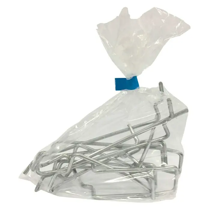 Simonrack Panelclick Juego de ganchos para panel perforado B Simple - 10 ud. - Una bolsa de plástico transparente llena de una colección de piquetas de tienda, asegurada en la parte superior con una brida azul.