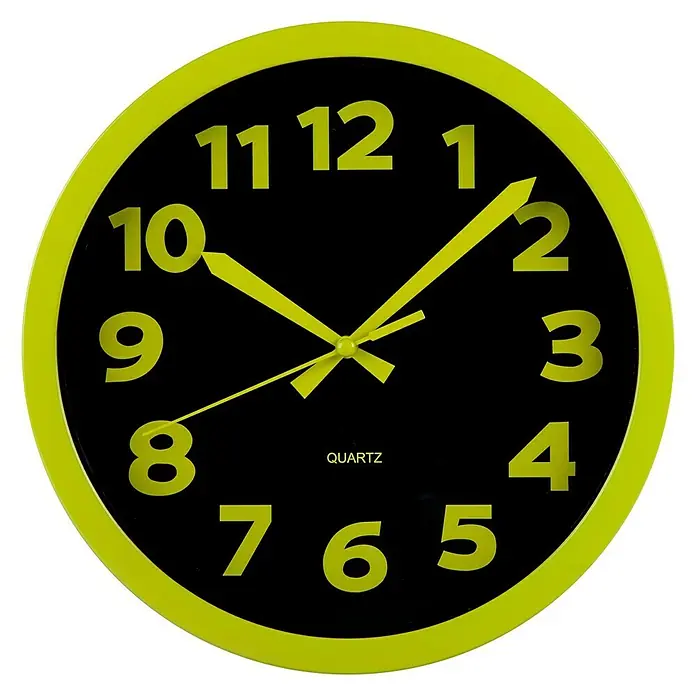 Wanduhr - Durchmesser: 25 cm, Grün - Schwarze Wanduhr mit einem neongelben Rahmen und Zeigern, die 10:10:40 Uhr anzeigen. Das Zifferblatt ist mit gut lesbaren gelben Ziffern versehen.