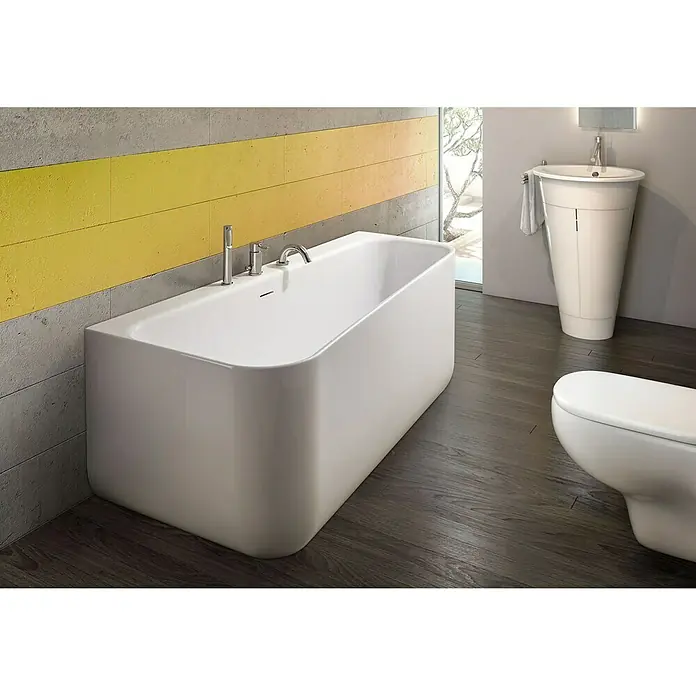 Ottofond Raumsparbadewanne Debby - 155 x 75 cm, Sanitäracryl, Weiß, Rechts, Mit Ablaufgarnitur und Wannenrandarmatur - Dieses Bild zeigt eine moderne, rechteckige Badewanne mit abgerundeten Kanten in einem stilvollen Badezimmer. Blickfang ist die freistehende Badewanne.