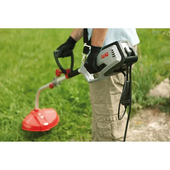 AL-KO Elektro-Rasentrimmer BC 1000 E - 1.000 W, Schnittbreite Faden: 35 cm - Ein AL-KO Elektro-Rasentrimmer wird im Freien auf Rasen verwendet, um Rasenflächen zu trimmen und zu pflegen. Kompakt, leicht und einfach zu bedienen.