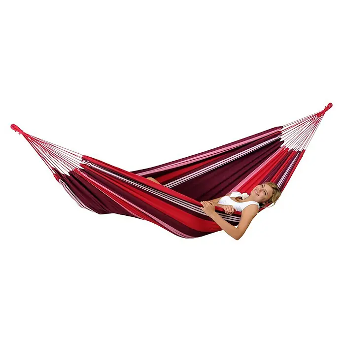 Amazonas Hängematte Salsa fuego - L x B: 310 x 140 cm, Rot/Violett - Frau entspannt in einer rot gestreiften Hängematte. Ideal zum Entspannen im Garten oder auf der Terrasse.