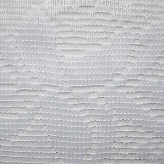 Elbersdrucke Cafehaus-Gardine - B x H: 160 x 60 cm, Weiß, Floral, 100 % Polyester - Detailaufnahme eines weißen, elastischen Stoffes mit gewebter Textur, ideal für medizinische Bandagen oder flexible Kleidungsstücke.