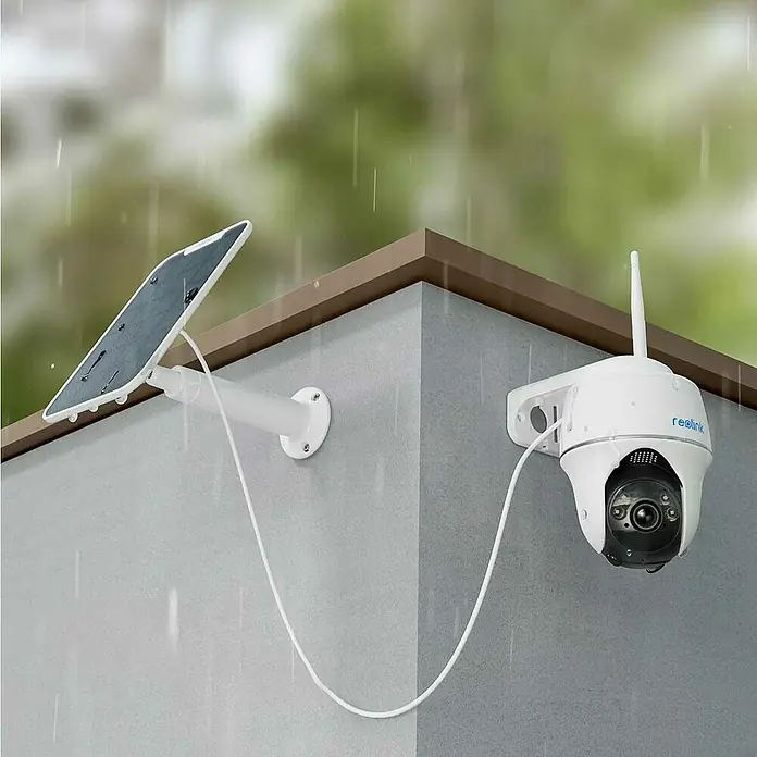 Reolink Überwachungskamera Argus Series B430 inkl. Solarpanel -  - Eine wetterfeste Reolink-Überwachungskamera mit Solarpanel an einer grauen Hauswand montiert.