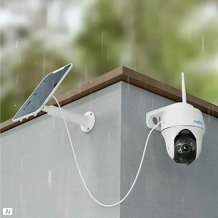 Reolink Überwachungskamera Argus Series B430 inkl. Solarpanel - Weiß - Eine wetterfeste Reolink-Überwachungskamera mit Solarpanel an einer grauen Hauswand montiert.