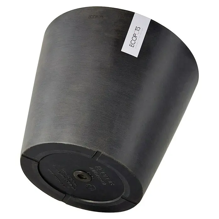 Ecopots Amsterdam Pflanztopf - Außenmaß (Ø x H): 40 x 34,5 cm, Kunststoff, Dunkelgrau - Nahaufnahme eines grauen Ecopots-Blumentopfs mit schlankem Design und sichtbarem Markenlogo, ideal für Pflanzenliebhaber.