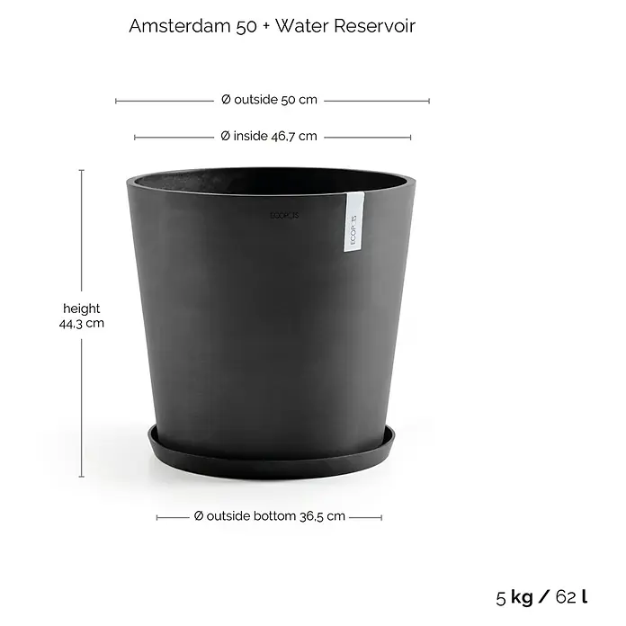 Ecopots Amsterdam Pflanzkübel rund - Außenmaß (Ø x H): 50 x 44,3 cm, Kunststoff, Dunkelgrau, Mit Bewässerungssystem - Abbildung eines schwarzen "Amsterdam 50"-Blumentopfs mit Wasserreservoir, der die Abmessungen und das Gewicht des Produkts hervorhebt.