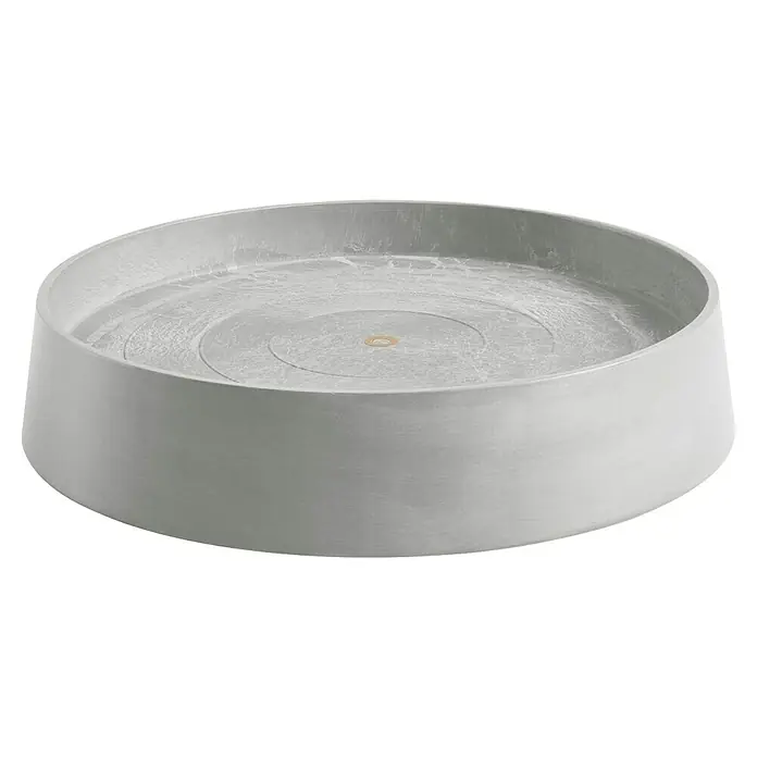 Ecopots Oslo Blumentopf-Untersetzer mit Rollen - Außenmaß (Ø x H): 50 x 10,5 cm, Kunststoff, Weißgrau - Nahaufnahme eines runden, grauen Waschbeckens mit einem spiralförmigen Muster im Inneren, das auf einem schwarzen Hintergrund steht.