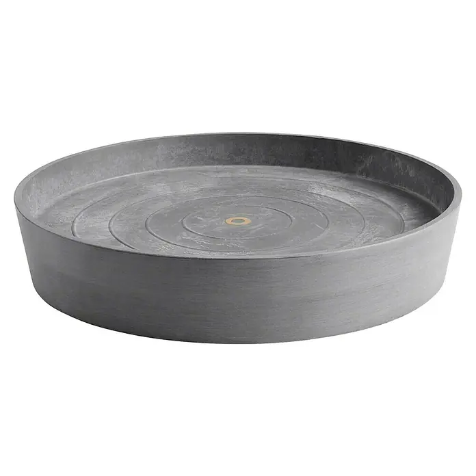 Ecopots Amsterdam Blumentopf-Untersetzer mit Rollen - Außenmaß (Ø x H): 41,6 x 9 cm, Kunststoff, Grau - Nahaufnahme einer runden, grauen Duschwanne mit einem kleinen goldenen Abfluss in der Mitte und feinen konzentrischen Kreisen.