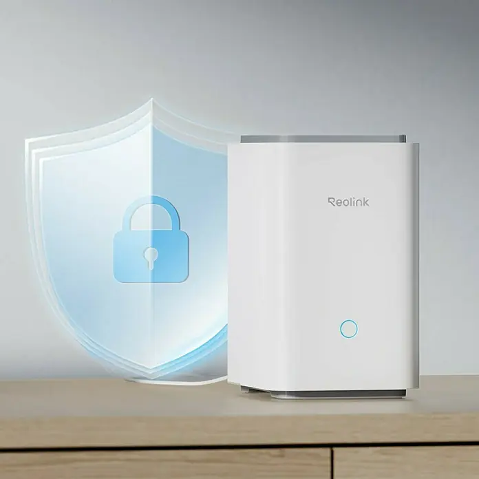Reolink Steuerzentrale Home Hub P1 2TB Festplatte - Weiß, L x B x H: 13,3 x 18,5 x 22,2 cm - Bild eines Reolink-Geräts mit einem Sicherheitsschild, das die Sicherheitseigenschaften des Produkts hervorhebt.