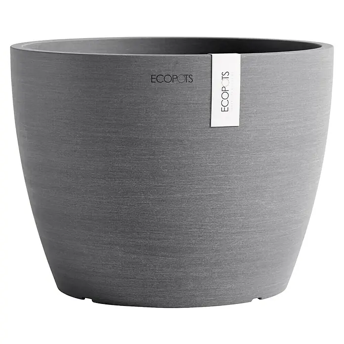 Ecopots Pflanztopf Stockholm - Außenmaß (Ø x H): 23,3 x 17,7 cm, Kunststoff, Grau - Nahaufnahme eines grauen ECOPOTS Blumentopfes mit einem schlichten, modernen Design und sichtbarem Markenlogo.
