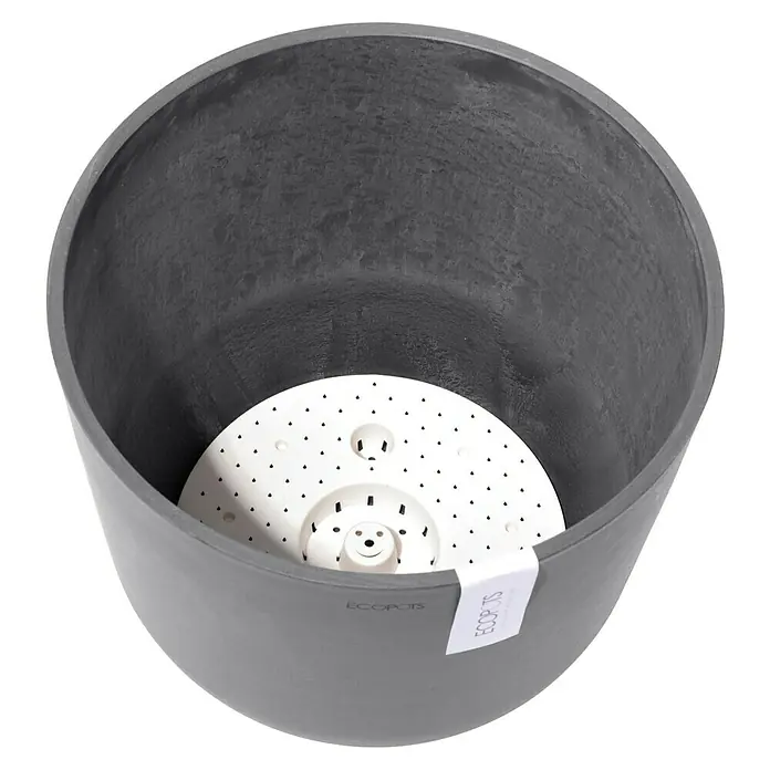 Ecopots Oslo Pflanztopf mit Wasserspeicher - Außenmaß (Ø x H): 35 x 40,5 cm, Kunststoff, Grau - Nahaufnahme eines grauen Pflanzgefäßes von Ecopots mit einer weißen Bewässerungsscheibe im Inneren.