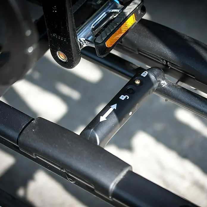 Eufab Fahrradträger Amber IV - Geeignet für: 4 Fahrräder, Passend für: Fahrzeuge mit Anhängerkupplung - Detailansicht eines Fahrradschlosses mit Pfeilmarkierung und Schloss-Symbol auf einem Fahrradrahmen.