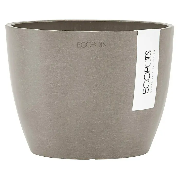 Ecopots Pflanztopf Stockholm - Außenmaß (Ø x H): 16,2 x 12 cm, Kunststoff, Braungrau - Das Bild zeigt einen mittelgroßen, runden Pflanztopf von Ecopots in einer schlichten, grauen Farbe mit dem Markenlogo und einem Produktetikett.