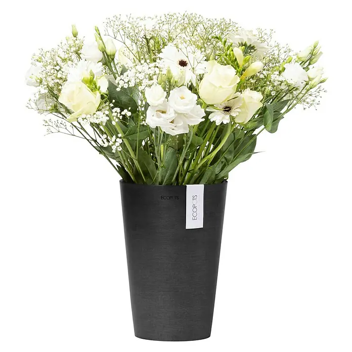 Ecopots Vase Pisa - Ø x H: 17,8 x 25,2 cm, Kunststoff, Dunkelgrau - Ein Arrangement aus weißen Blumen in einem schwarzen ECOPOTS Pflanzgefäß, das eine elegante und stilvolle Dekoration für jeden Raum bietet.