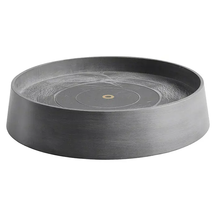 Ecopots Oslo Blumentopf-Untersetzer mit Rollen - Außenmaß (Ø x H): 41 x 9,5 cm, Kunststoff, Grau - Nahaufnahme eines runden, grauen Produkthalters mit einem Loch in der Mitte und einer rauen Textur.